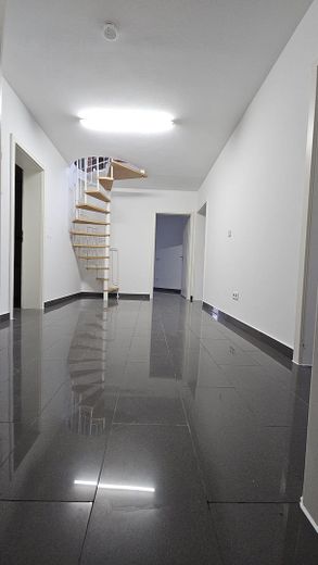 3,5-Zimmer-Wohnung in Bad Vilbel: Modernes Wohnen mit Dachboden – Flur