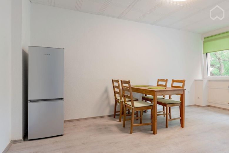 Libero e arredato: luminoso appartamento di 2 locali con balcone a Essen-Ostviertel (senza provvigione) – Wohnküche