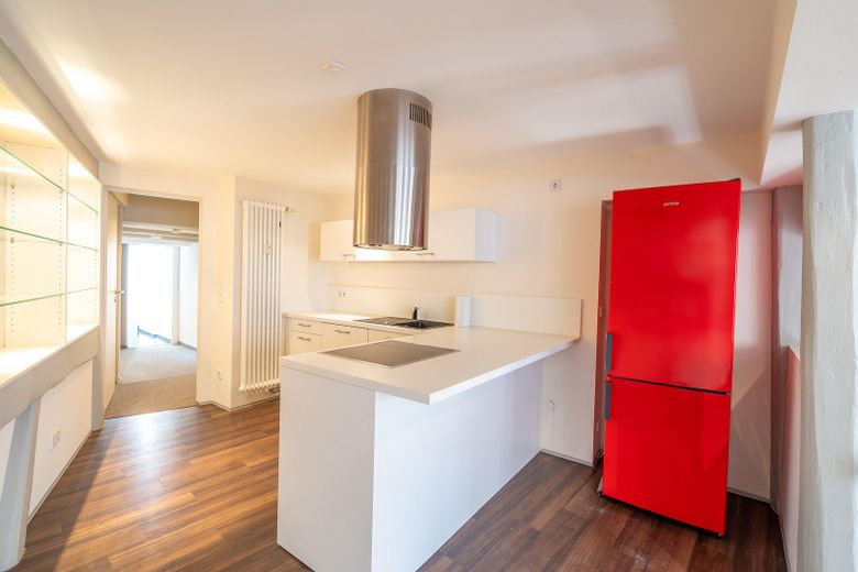 Loftartiges Stadthaus in der Altstadt – 125 m² auf 4 Ebenen, offen, 2 Bäder, EBK, Klimaanlage – 1.OG - Küche
