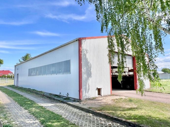 Arbeits- und Lagerhalle Rückseite