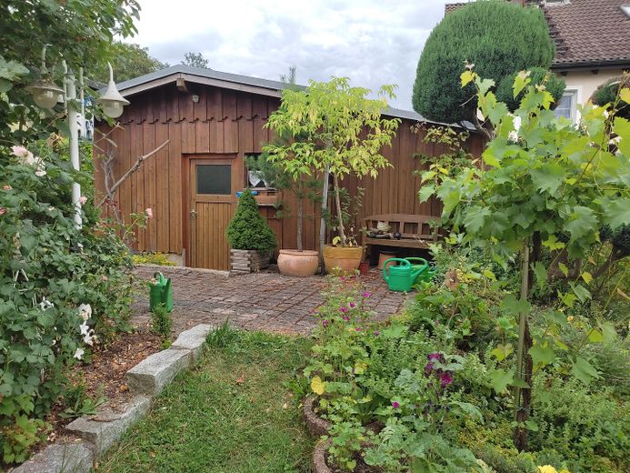 Ein schönes Zuhause in Südhanglage. – Gartenhaus mit Anbau
