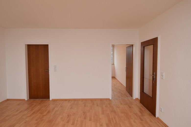Helle 3-Zimmer Wohnung 70 m2 München Unterhaching mit Balkon Erstbezug nach Vollrenovierung – Wohnzimmer