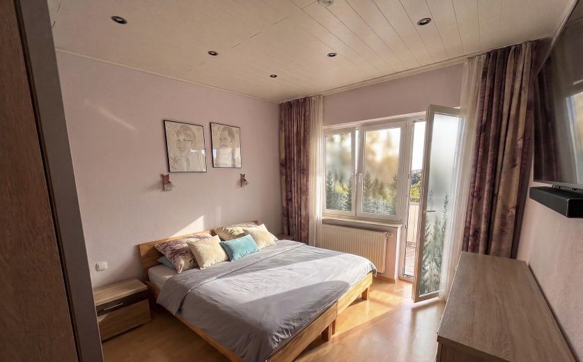 Gepflegtes Reihenmittelhaus mit großem Garten in Frankfurt-Sossenheim – Schlafzimmer mit Balkon