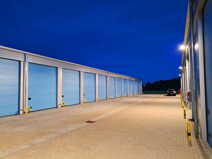 Lager Halle Gewerbehalle Garage Storage in Reinfeld bei Lübeck Autobahn A1 – Gewerbepark Reinfeld bei Nacht