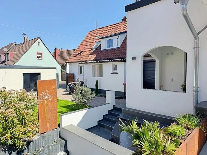 Zukunftssicheres Design-Atriumhaus: Klasse B, 12kWp PV, Klima, Kamin & Einlieger-Option – Blick in den Hof