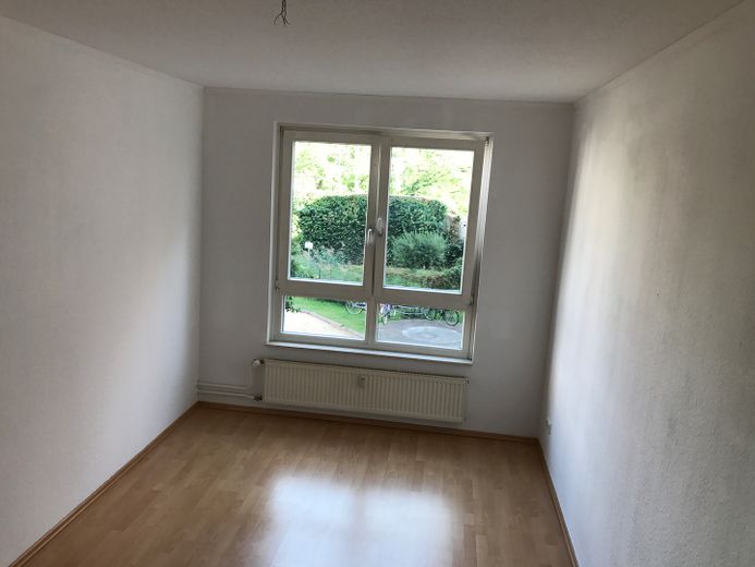 Vivir rodeado de naturaleza en el centro de Berlín | Amplio piso de 2 habitaciones con balcón y plaza de garaje subterráneo | sin comisión – Schlafzimmer