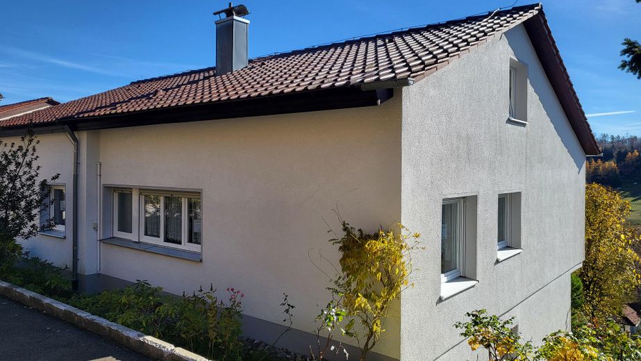 Charmantes Einfamilienhaus in idyllischer Lage, provisionsfrei ! – Sicht von der Straße 2