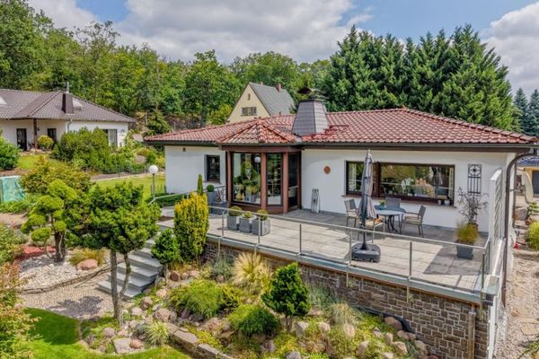 exklusiver Bungalow mit traumhaftem Gartenparadies