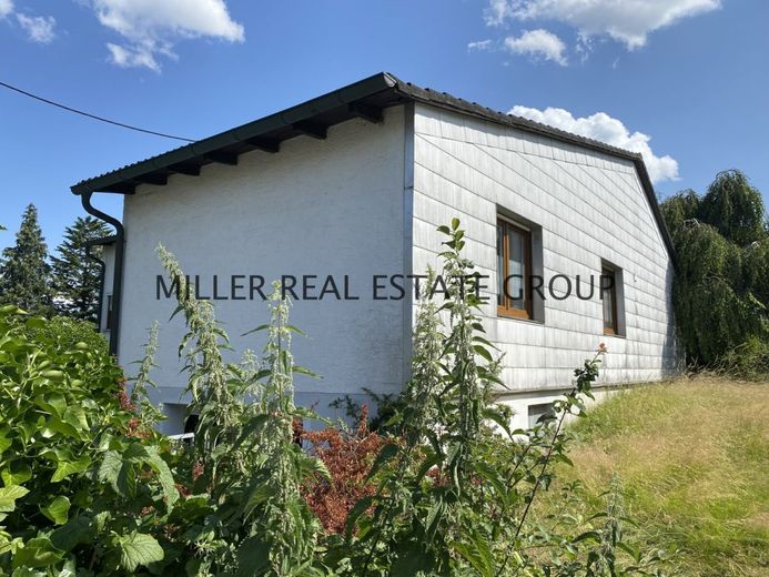 Renovierungsbedürftiges Einfamilienhaus mit großem Grundstück, Garten, Garage und Ausbaupotenzial in Ingolstadt-Pettenhofen! – Außenansicht