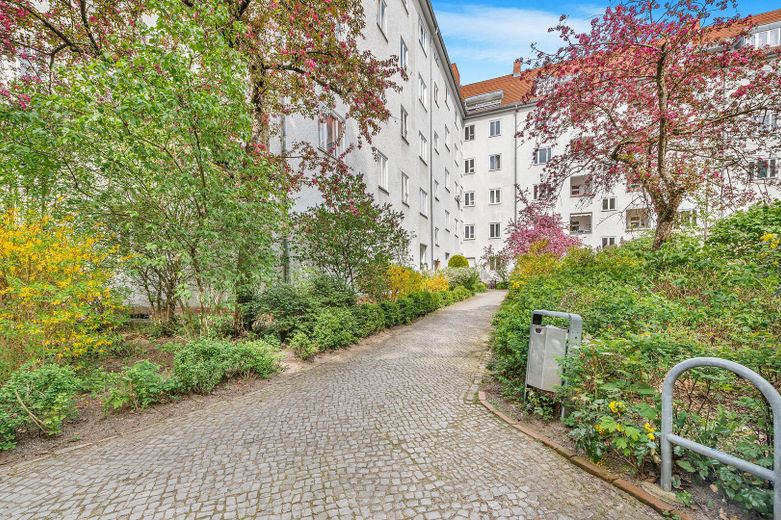 bezugsfertig mit Einbauküche 2-Zimmer-Wohnung –provisionsfrei – Parkgrundstück