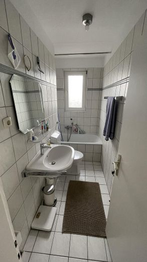 2,5 Raum Südstadt, Balkon 18 m², Wannenbad + Fenster, Energetik erfüllt, viele Dämmungen – Bad mit Badewanne + Fenster