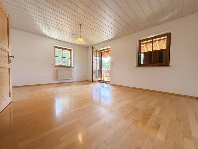 Casa adosada de 6 habitaciones con jardín, balcón orientado al sur y garaje en Germaringen – Schlafzimmer mit Balkontür