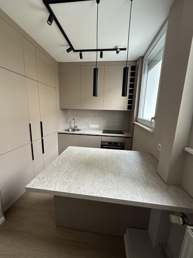 Erstbezug 2026 | Designer-Küche | Balkon | Ankleide | ruhig | teilmöbliert | mit Anmeldung – Küche