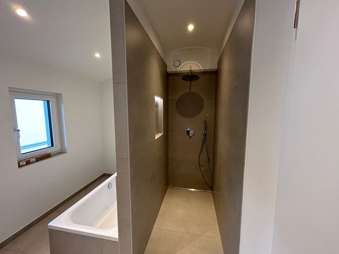 Neubau Doppelhaushälfte auf privater Wohnanlage  - A+ – Walk-In Dusche OG