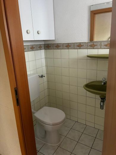 Bezugsfertiges Reihenhaus mit lichtdurchfluteter Glasterrasse – EG Gäste WC