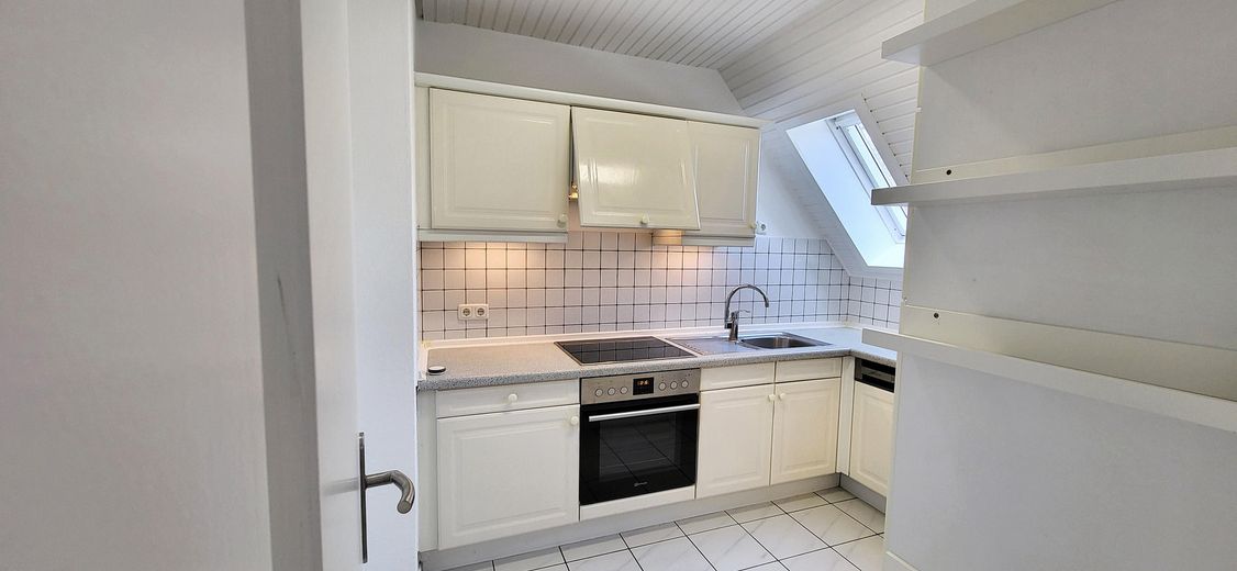 Große sonnige Dachgeschosswohnung -  Ruhige Villenlage - Südloggia - ca. 20 Min. zum Hauptbahnhof – Einbauküche