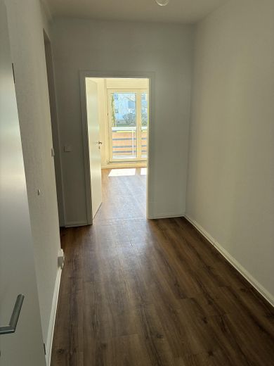 Frisch renovierte 2-Zimmer-Wohnung mit Balkon & Einbauküche – ideal für WG oder Singlehaushalt – Flur (li Küche / gerade SZ2)