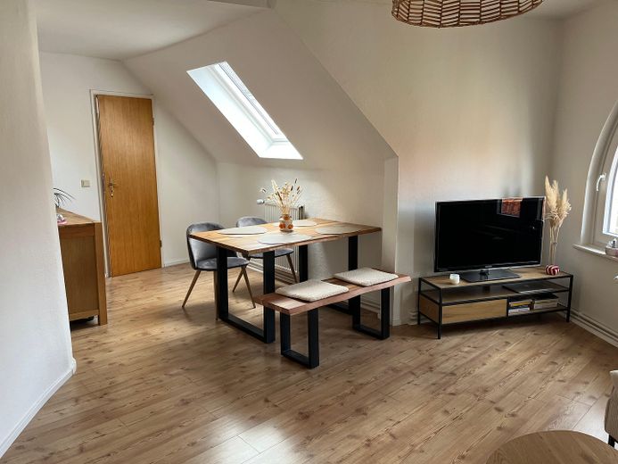 Accogliente appartamento con camera nella torre nel cuore del centro storico. 2,5 locali ** finestre nuove ** edificio storico – Wohnzimmer
