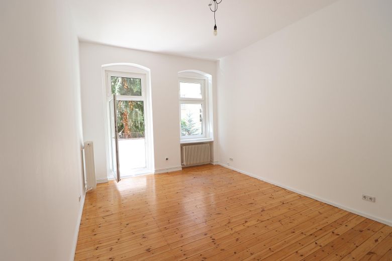 Frisch sanierte 2-Zimmer Altbauwohnung im Brüsseler Kiez | mit Balkon – Zimmer 1