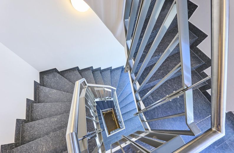 Neubau: Helle und ruhige Zwei-Zimmer-Wohnung mit luxuriöser Innenausstattung mit Balkon und EBK – Treppenhaus 3