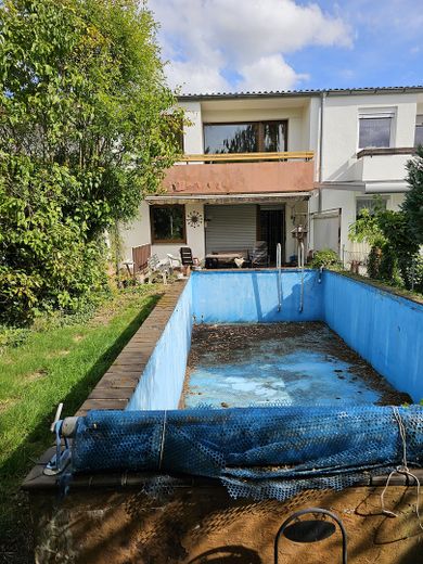 Garten mit Schwimmbecken