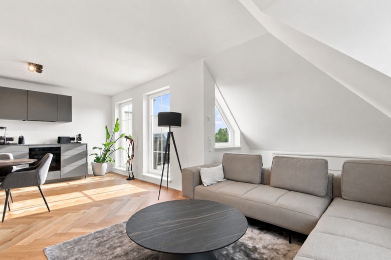 Hochwertig modernisierte Endetagenwohnung in begehrter Wohnlage – provisionsfrei – Wohn- Essbereich