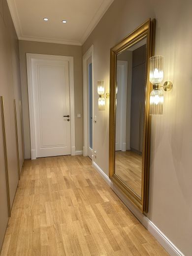 Saniert & bezugsfrei in Westend: 130 m², 2 Balkone, 2 Bäder, Stellplatz – provisionsfrei – Garderobe