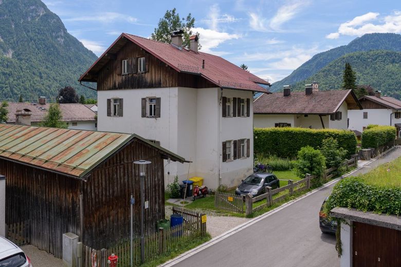 Historisches Baudenkmal in Mittenwald - Ehemalige Jagdverwaltung des Großherzogs von Luxemburg – Außenaufnahme