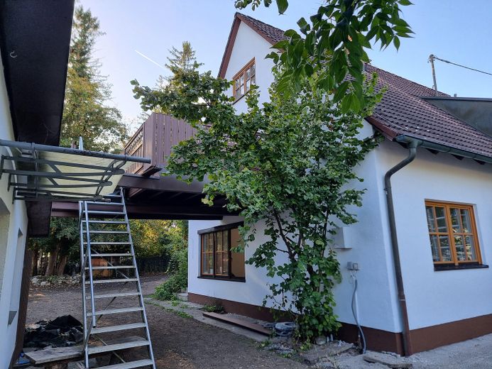 4-Room Apartment in Gröbenzell – First Occupancy After Complete Renovation – Außenansicht mit Balkon II