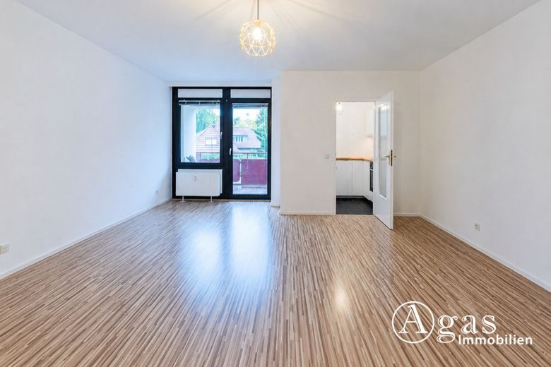 Appartamento tranquillo e libero di 1 stanza con balcone a Wilmersdorf in vendita – Wohnzimmer Ansicht 2