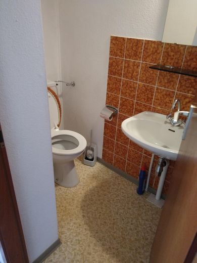 Vielseitig nutzbares Zweifamilienhaus mit unverbaubarer Aussicht – Gäste-WC Obergeschoß