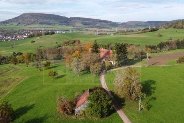 A place with history, expansiveness, and possibilities: This double farm combines peace, impressive views, and plenty of space for new ideas.