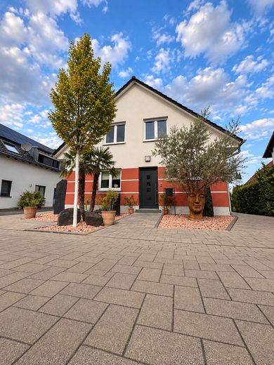 Neuwertiges Haus mit Pool in verkehrsberuhigter Straße – Foto 1
