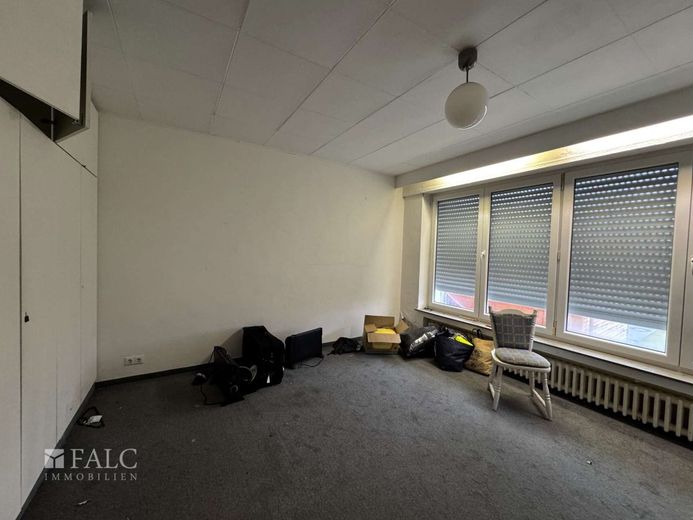 Sanierungsobjekt mit variablen Nutzungsmöglichkeiten – Wohnzimmer
