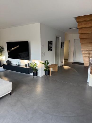 !SAHİBİNDEN SATILIK! Çift garajlı ve ısıtmalı havuzlu, son derece bakımlı 6 odalı şehir villası – Flurbereich zu Wohnzimmer