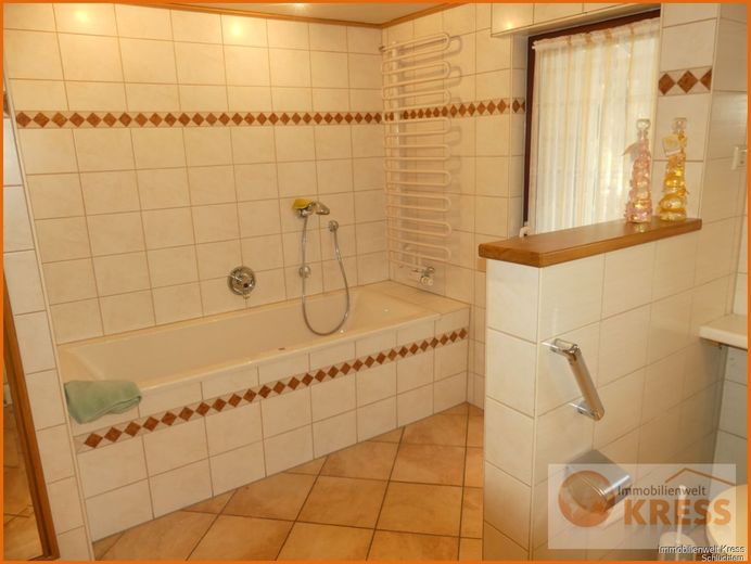 2 Familienwohnhaus mit 3 Wohneinheiten, 3 Garagenstellplätzen, Balkon &amp; Terrasse/Wintergarten – Bild 6
