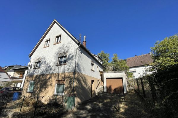 Casa unifamiliar independiente con garaje y jardín