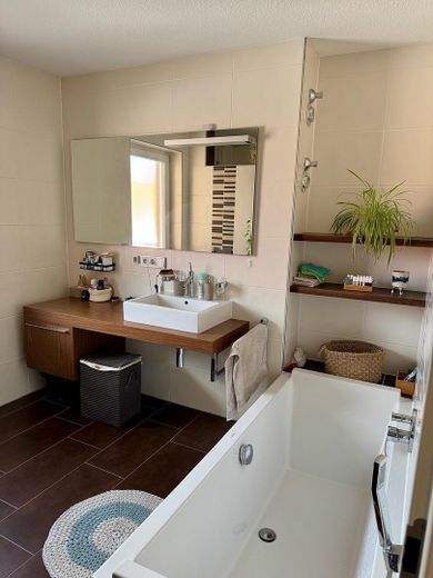 Helle und moderne 2-Zimmer-Eigentumswohnung direkt am Stadtpark – Bad mit Badewanne