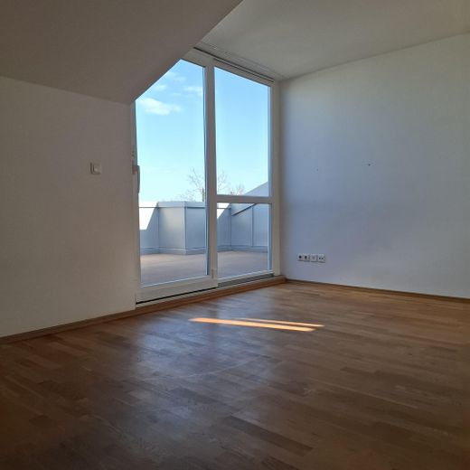 schöne lichtdurchflutete Dachterrassenwohnung in Germering, 3 Zi – provisionsfrei – Büro/Kinderzimmer