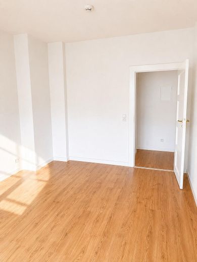 Herzlich Willkommen im Gertrudenhof! 1,5 Zimmer-Wohnung in Alt-Hohenschönhausen – Wohnzimmer