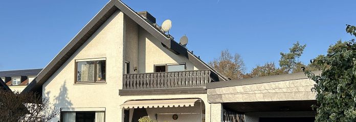 Südansicht mit Carport und Gar