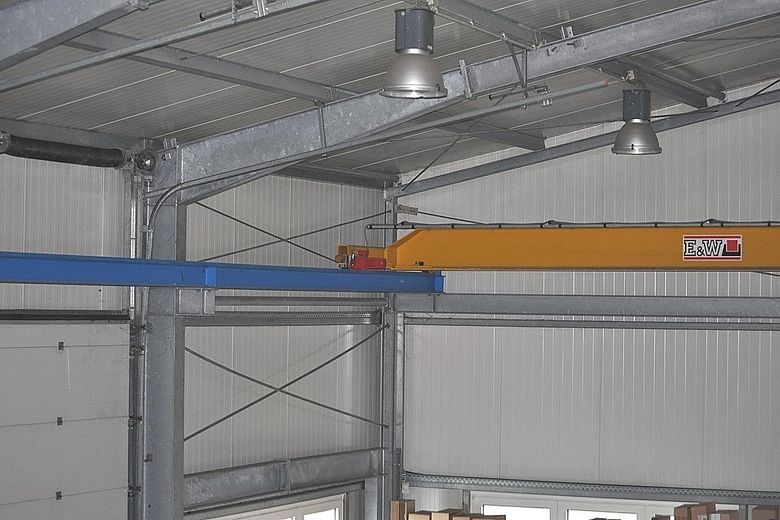 Produktionshalle / Kran