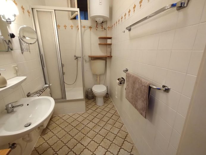 Kış dönemi için (1.10.26 - 31.4.2027 tarihleri arasında) romantik bir villada kiralık tatil dairesi – Badezimmer