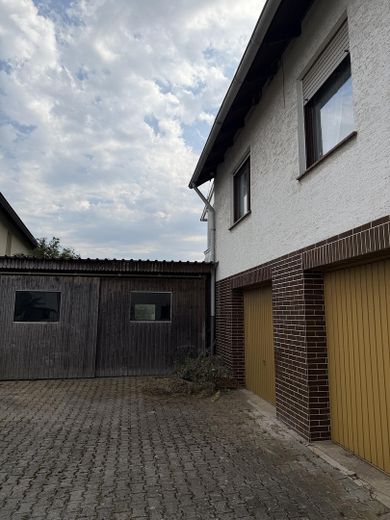 Large half-timbered house with extension – plenty of potential for animal lovers and self-employed professionals – Anbau mit Garagen