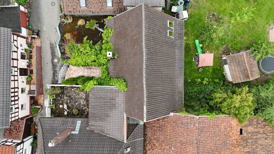 Stattliches Fachwerk-Juwel des 18. Jahrhunderts in Marktzeuln - 375 m² Potenzial für Denkmalliebhaber &amp; Investoren! – Luftaufnahme Dach Anbau