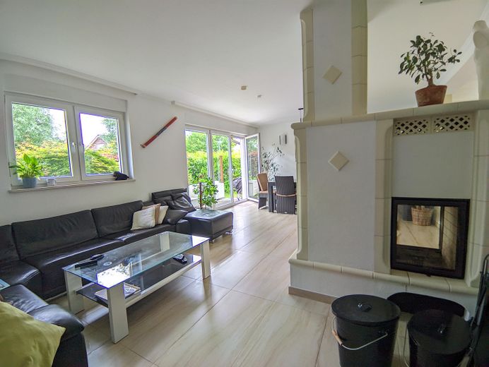 236 m² woonoppervlak + zelfstandige woning, 735 m² perceel – ruime woning in Wolfsburg-Kästorf – Wohnzimmer