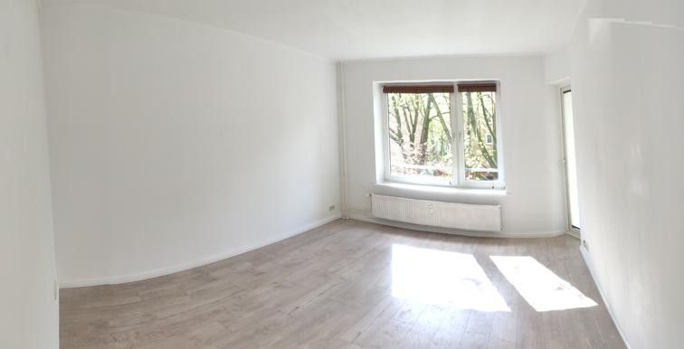 Helle, freundliche  2-Zimmer Wohnung in Hamburg-Uhlenhorst mit Balkon, courtagefrei – Lichtdurchflutetes Wohnzimmer