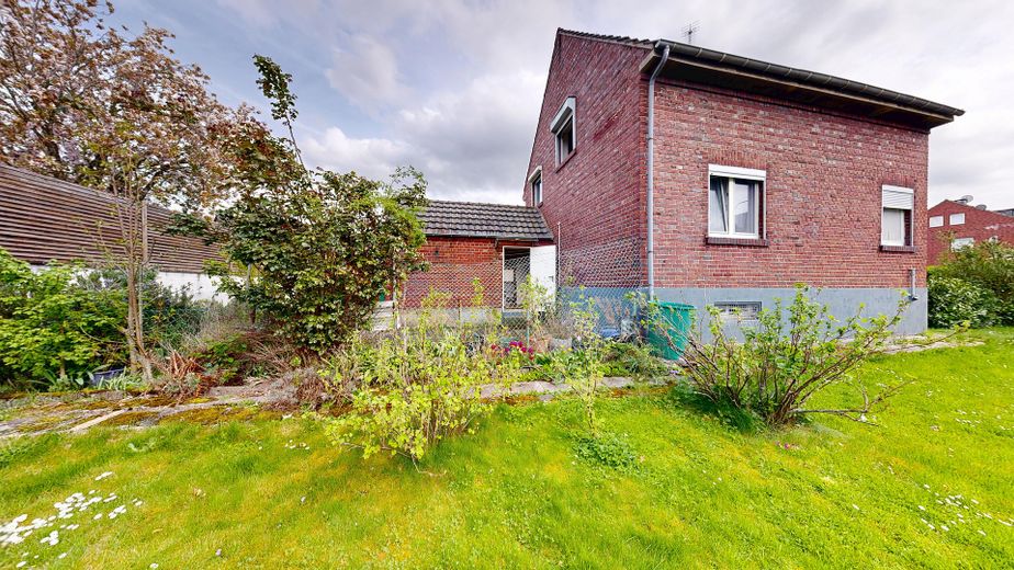 Maison individuelle indépendante avec grand terrain et beaucoup de potentiel – Hausansicht Garten