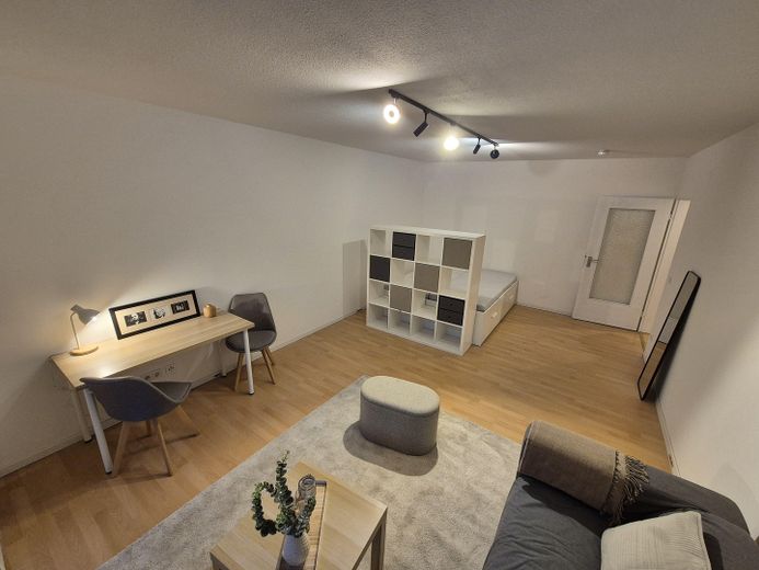 Ruhige, möblierte 1,5-Zimmer-Wohnung mit Südbalkon und TG-Stellplatz in Nürnberg-Wetzendorf – Schlaf- und Wohnzimmer