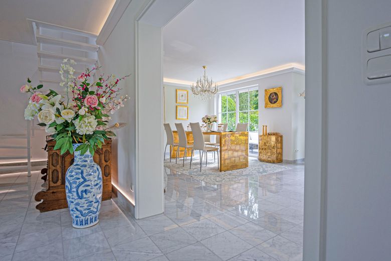 Luxuriöse Marmorvilla am Leading Golf Club Seddiner See - Landhausvilla vor den Toren Berlins – Wohnsalon